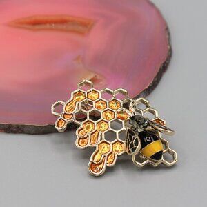 Jewelry broch pin Queen bee honey honeycomb yellow gold tone elegant beautiful